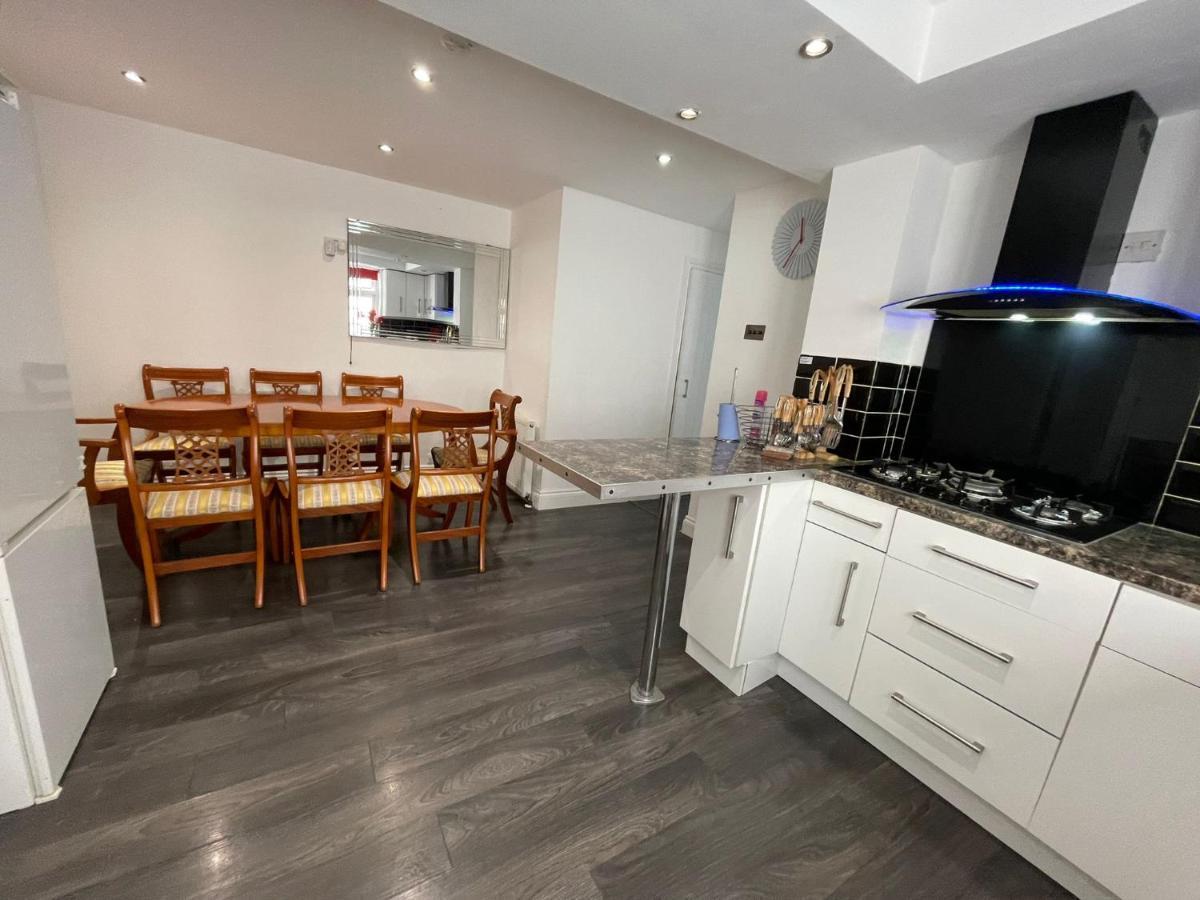 4 Bedroom House 10 Mins Walk To The Beach And Less Than A Mile From Bournemouth Main Station Экстерьер фото