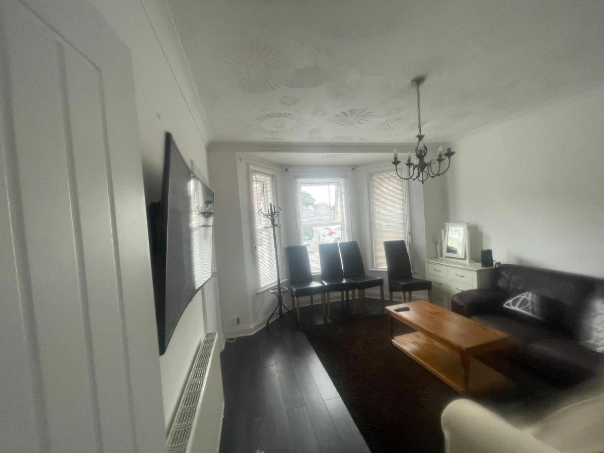 4 Bedroom House 10 Mins Walk To The Beach And Less Than A Mile From Bournemouth Main Station Экстерьер фото